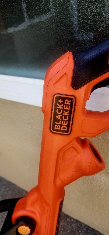 Black + Deacker Grass Trimmer