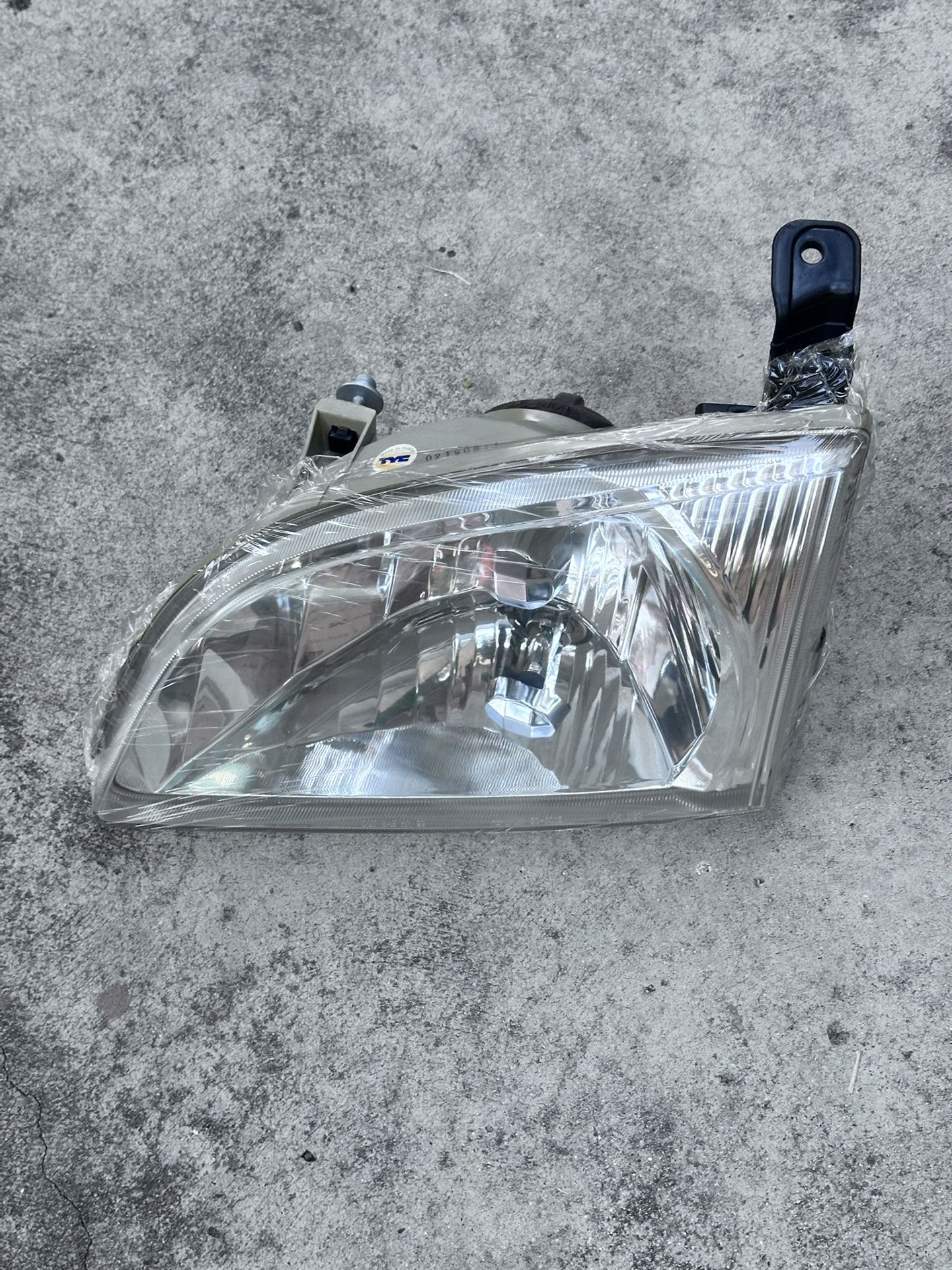 2001-2002 Toyota Sienna Left Headlight Assembly New