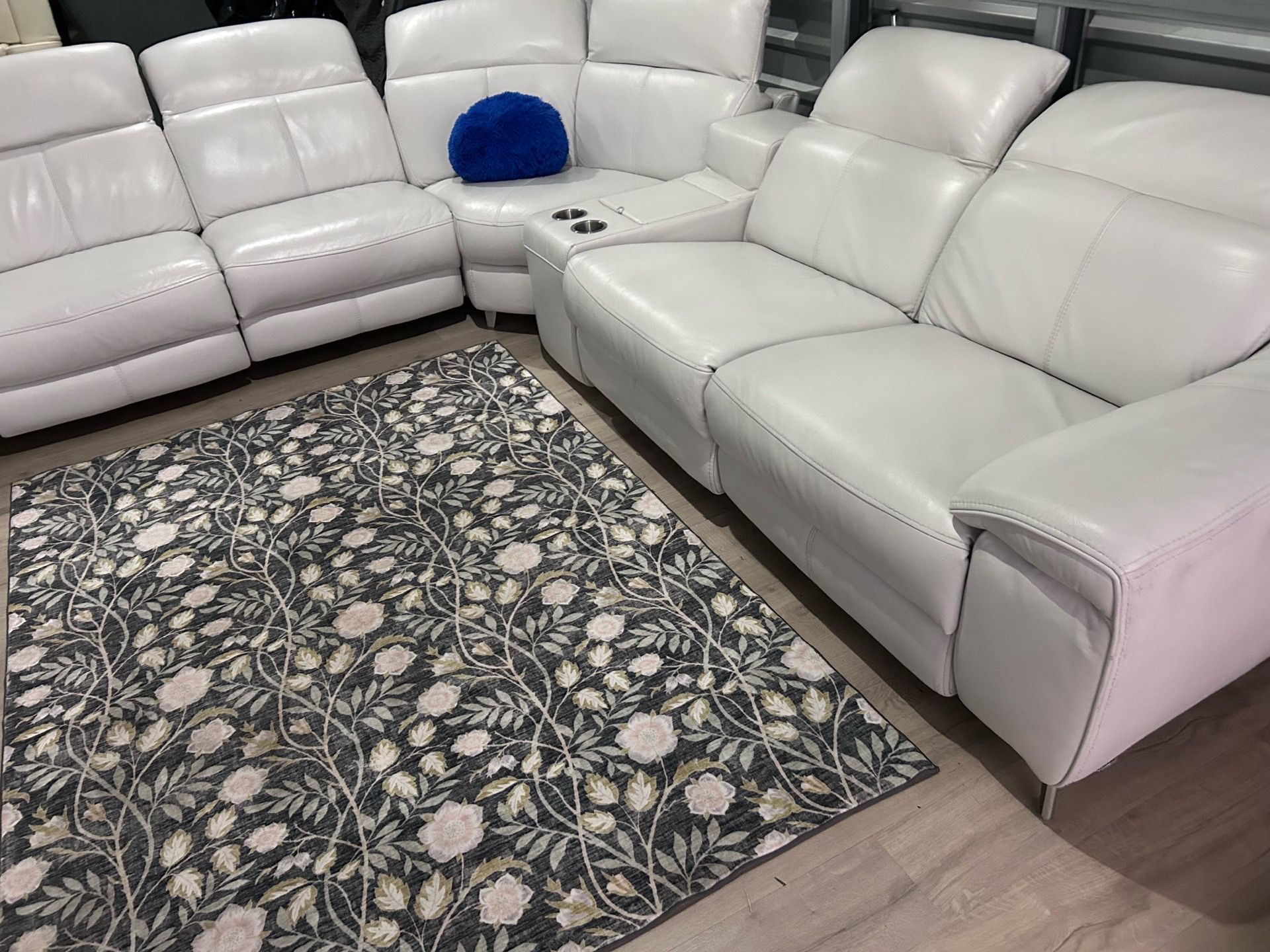 SECTIONAL GENUINE LEATHER RECLINER ELECTRIC WHITE COLOR ๐ฅโ
๐DELIVERY SERVICE AVAILABLE โ
๐ฅ๐
