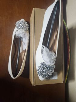 Journee Collection Renzo Ivory/White Rhinestone Flats Size 7 NEW