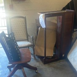 Desks Rocking chairs And Mattress