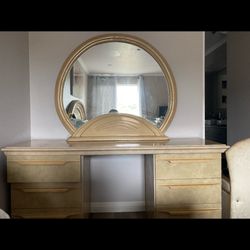 *FREE* Mirror And Desk/dresser Vanity 