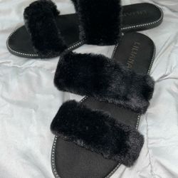 Women’s Black Faux Fur Slides Size 10