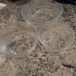 Pyrex Bowls With Lids.