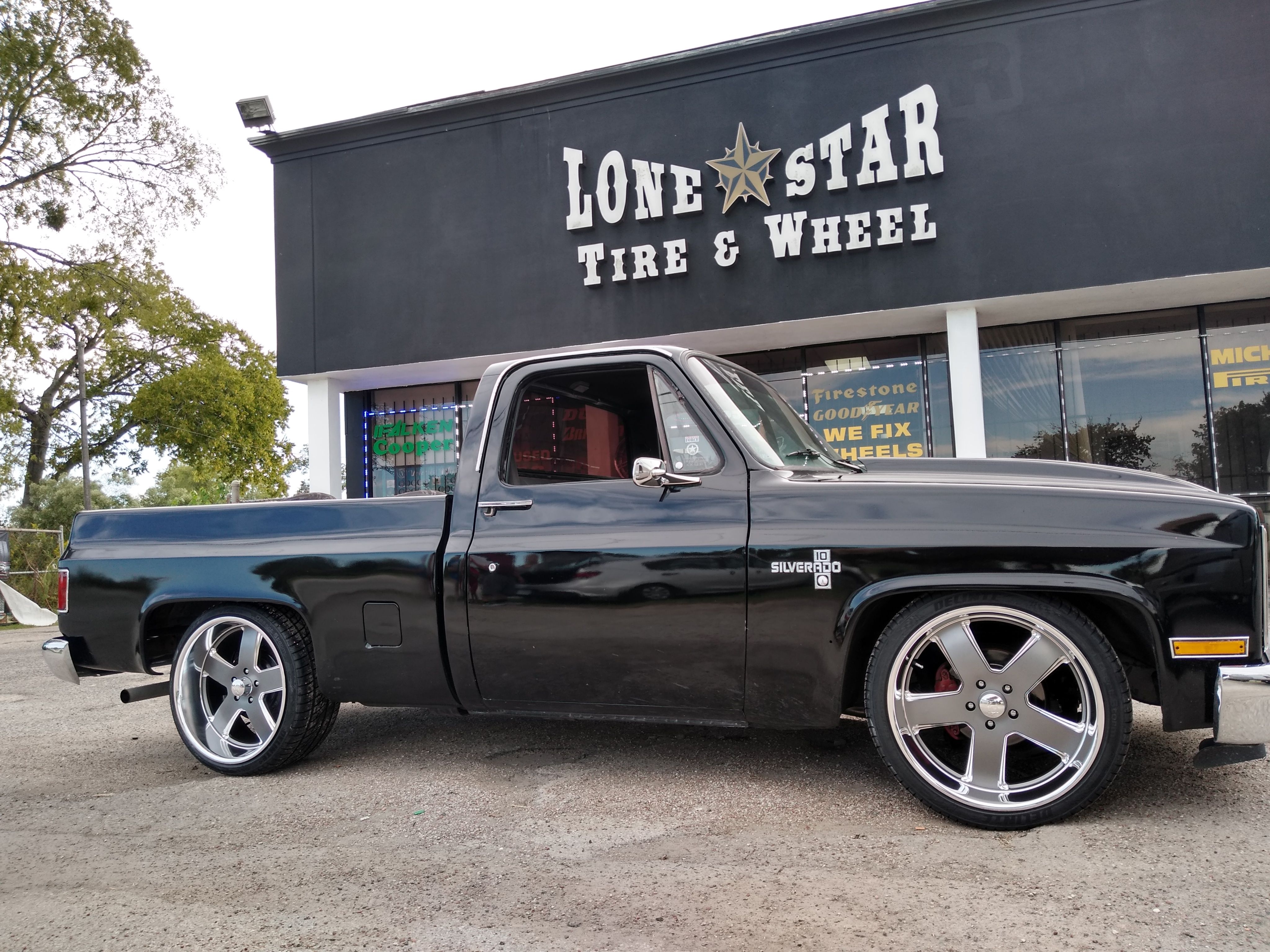 USMAG WHEELS AND TIRES 22"5x5 thucks