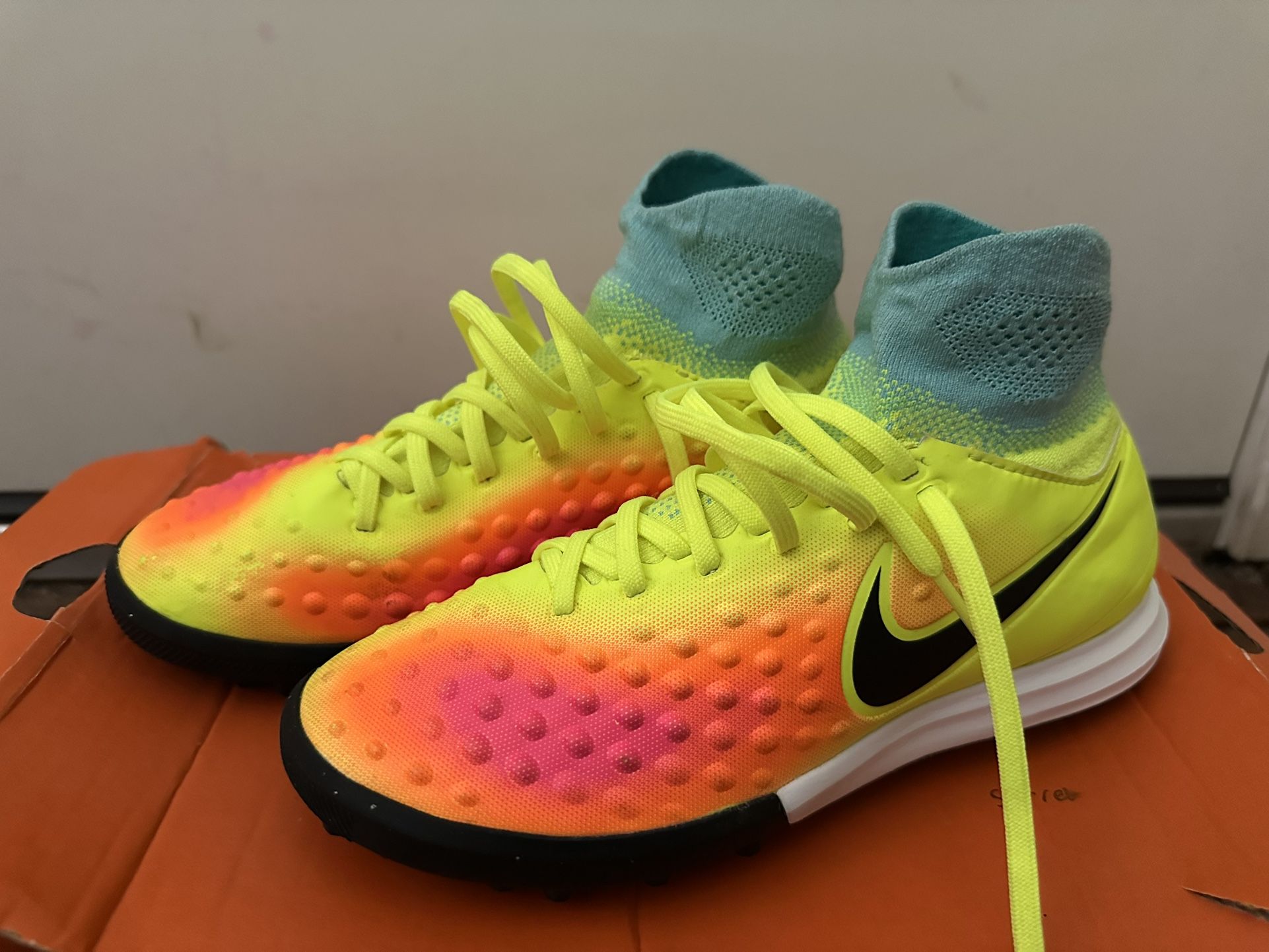 Nike JR MagistaX Proximo II TF 843956 703 Orange Volt Heatmap US_4.5Y Eur_36.5