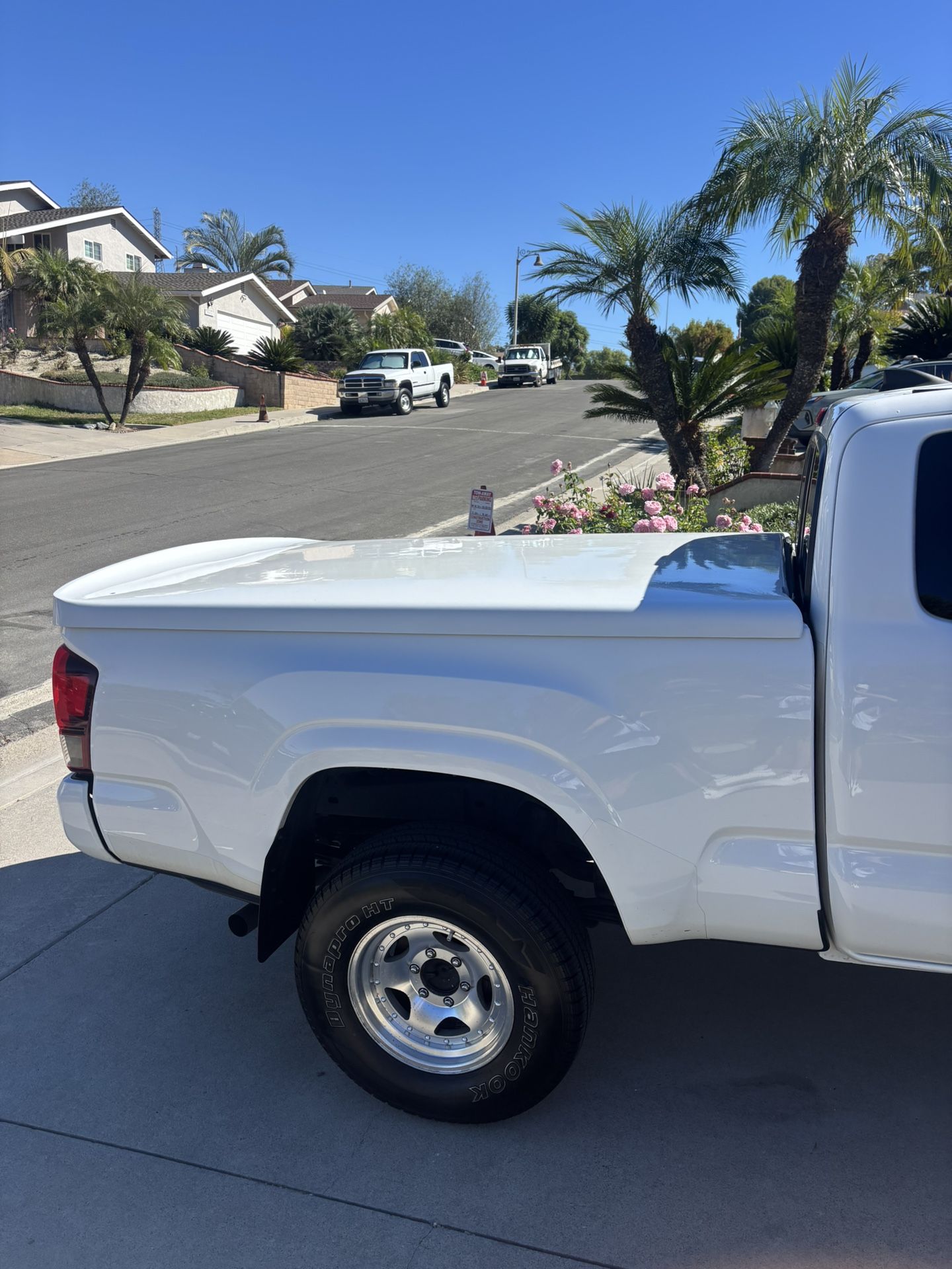 ✨ For Sale: Premium Locking Bed Cover – Fits 3rd Gen Toyota Tacoma (6-Foot Bed) ✨$400(OBO)
