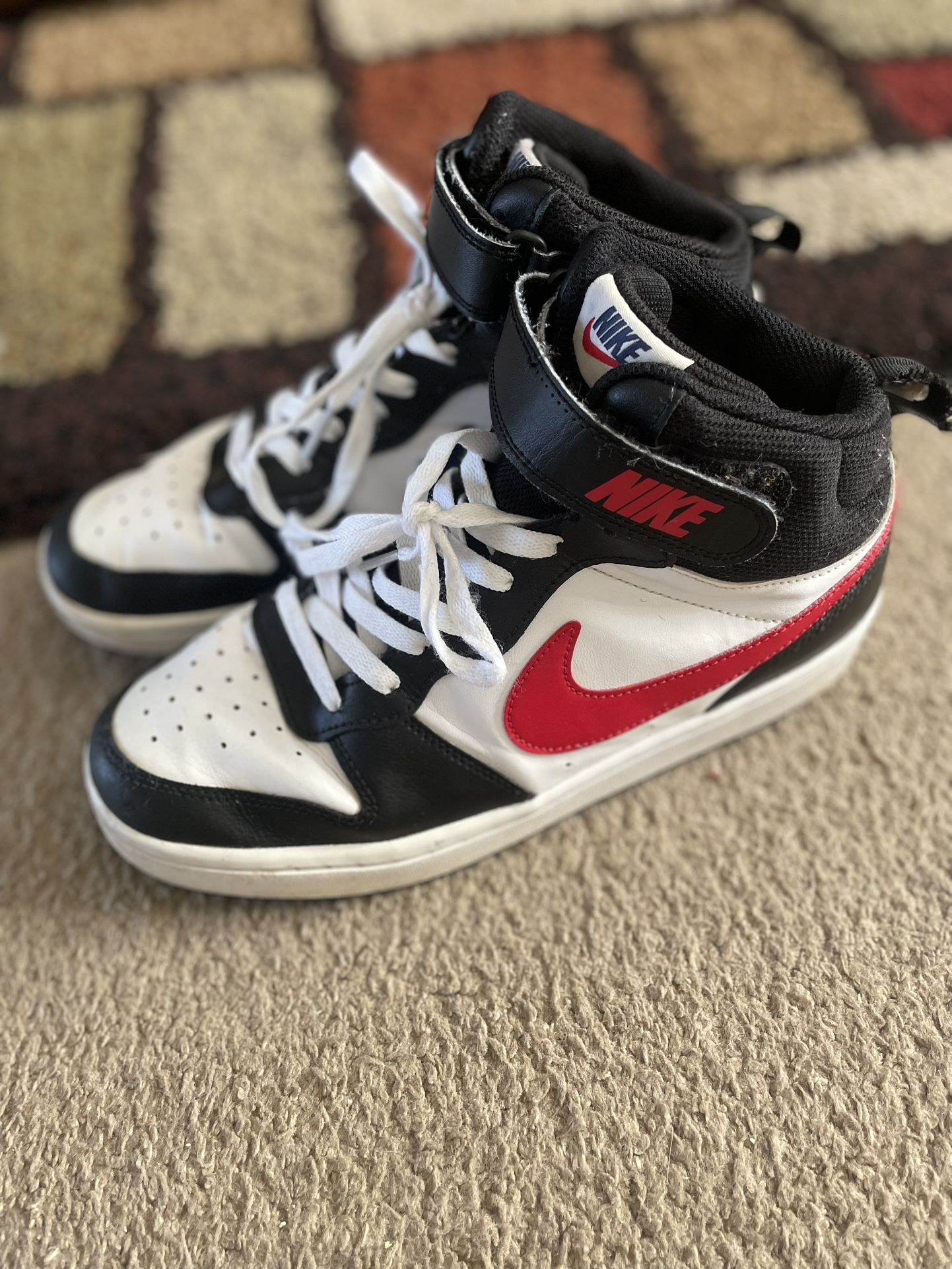 BOYS NIKE Bouroughs Size 7 ( Youth) Or 7 MENS