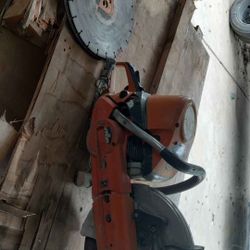 Concrete saw
