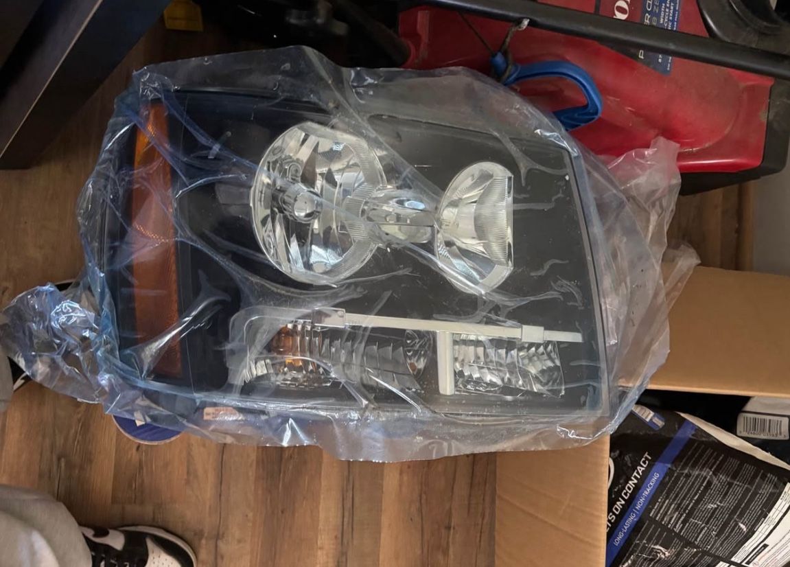 Chevy Tahoe Headlight 