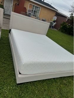 Beutiful Queen bed with good Memoryfoam mattress