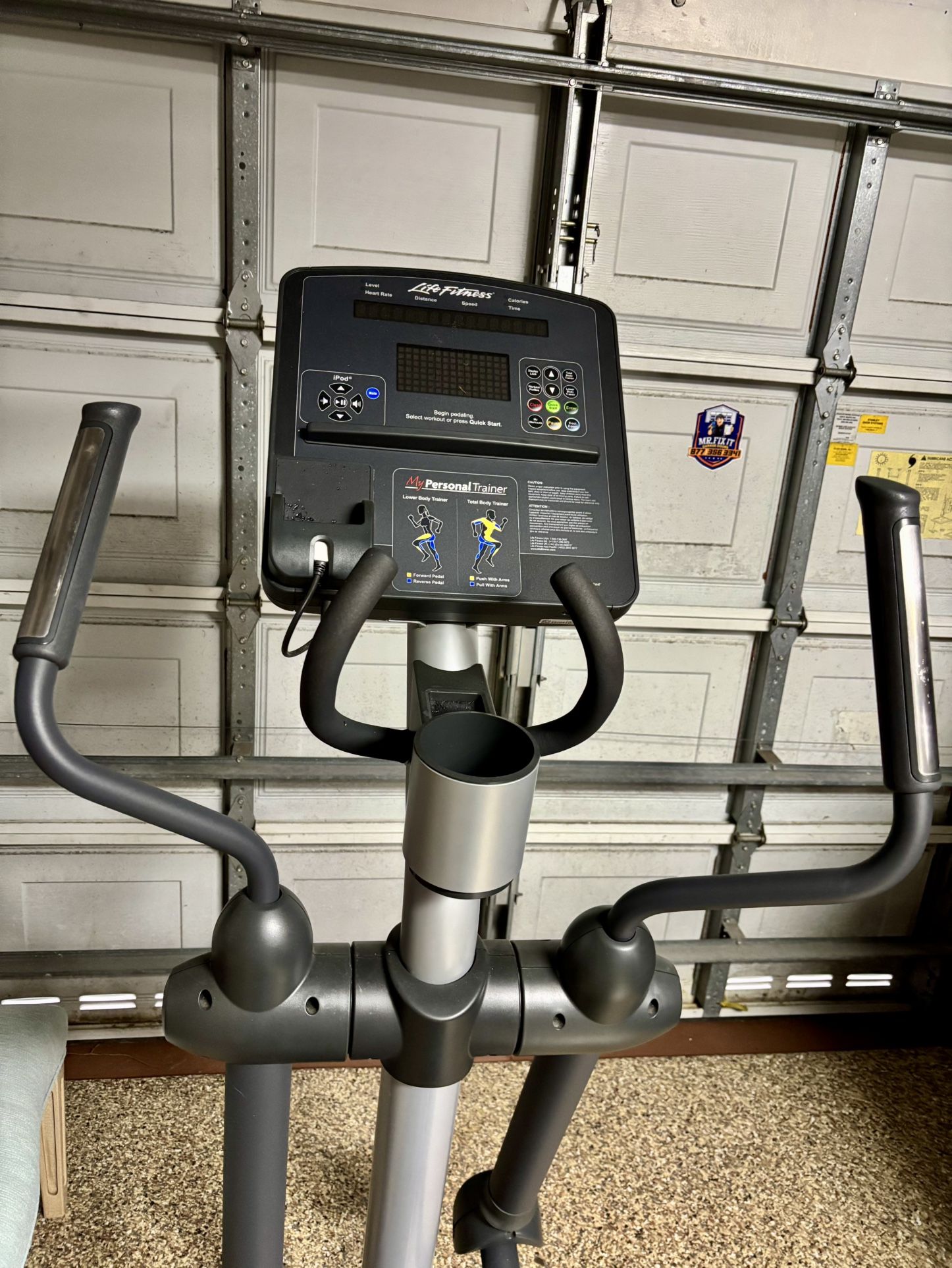 Life Fitness Club Cross Trainer. (CSX)