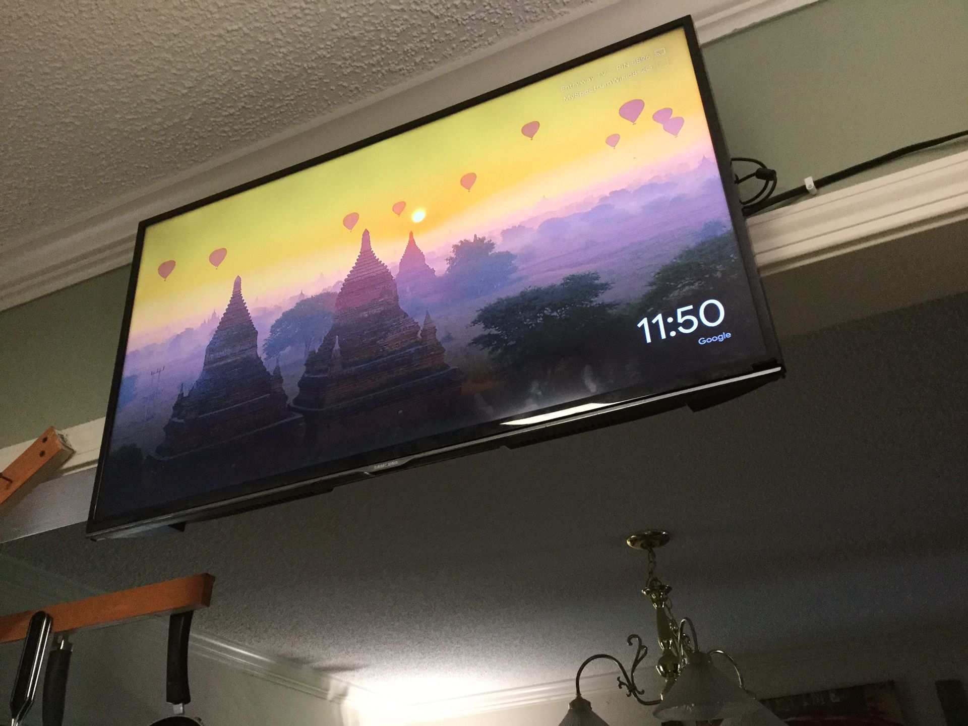 Samsung 32” smart led tv w wall mount