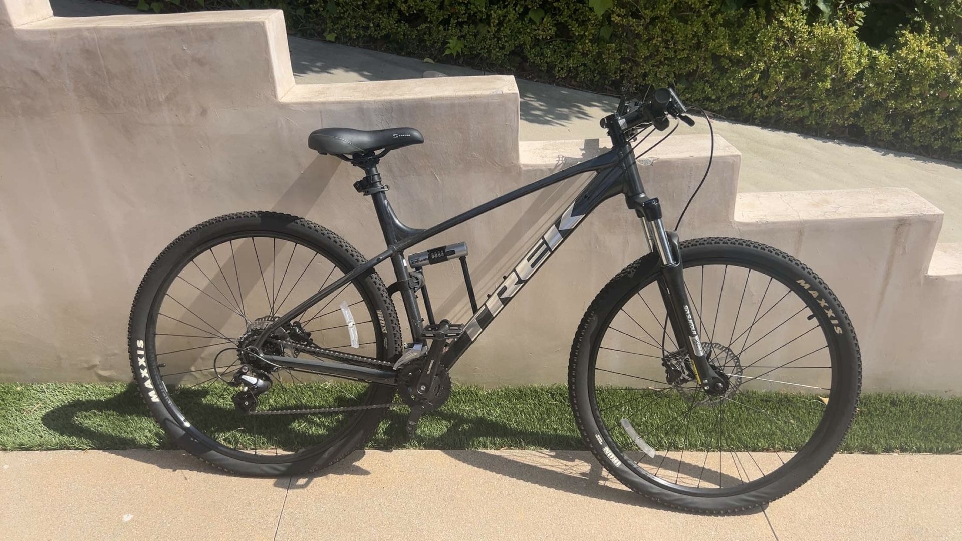 Trek Marlin 29” Mountain Bike – Shimano, Maxxis, U-Lock Included