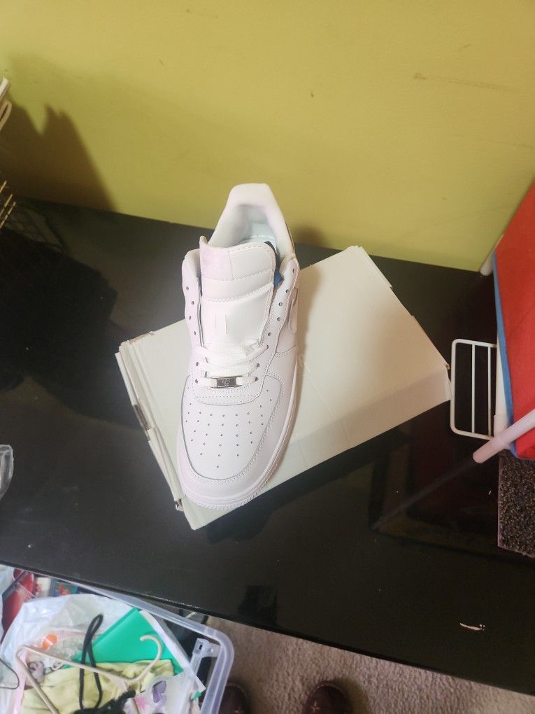 Sneakers new size 13