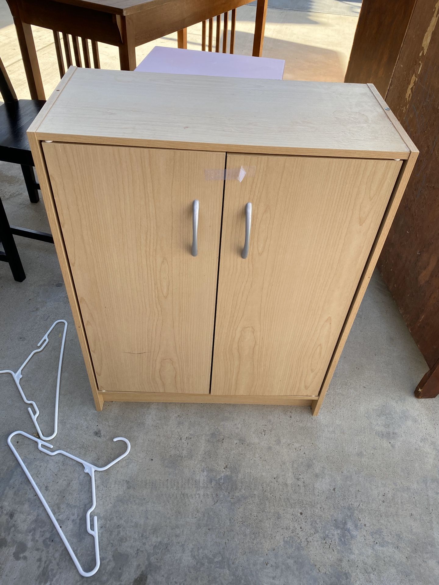 Storage cabinet with shelves