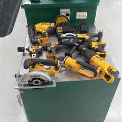 Dewalt 8 Pc Cordless Combo Took Set 2 20v Max Batteries And Charger