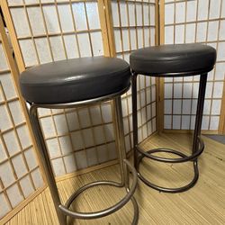 Modern Metal Bar Stools – Set of 2 (Excellent Condition!) 