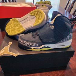 JORDAN SON OF MARS ARMORY  Size 5.5y