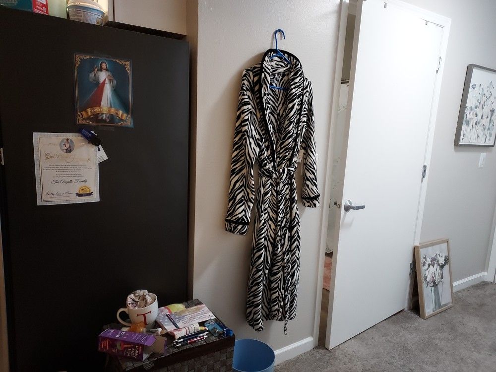 FADED GLORY NEW LADIES BLACK AND WHITE ROBE$15.00