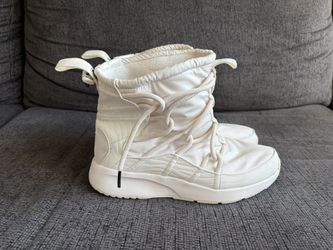 Nike Women's Tanjun Boots Size 8