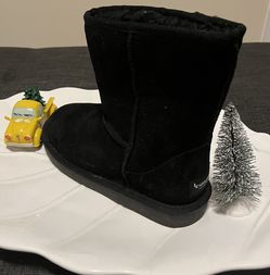 By UGG