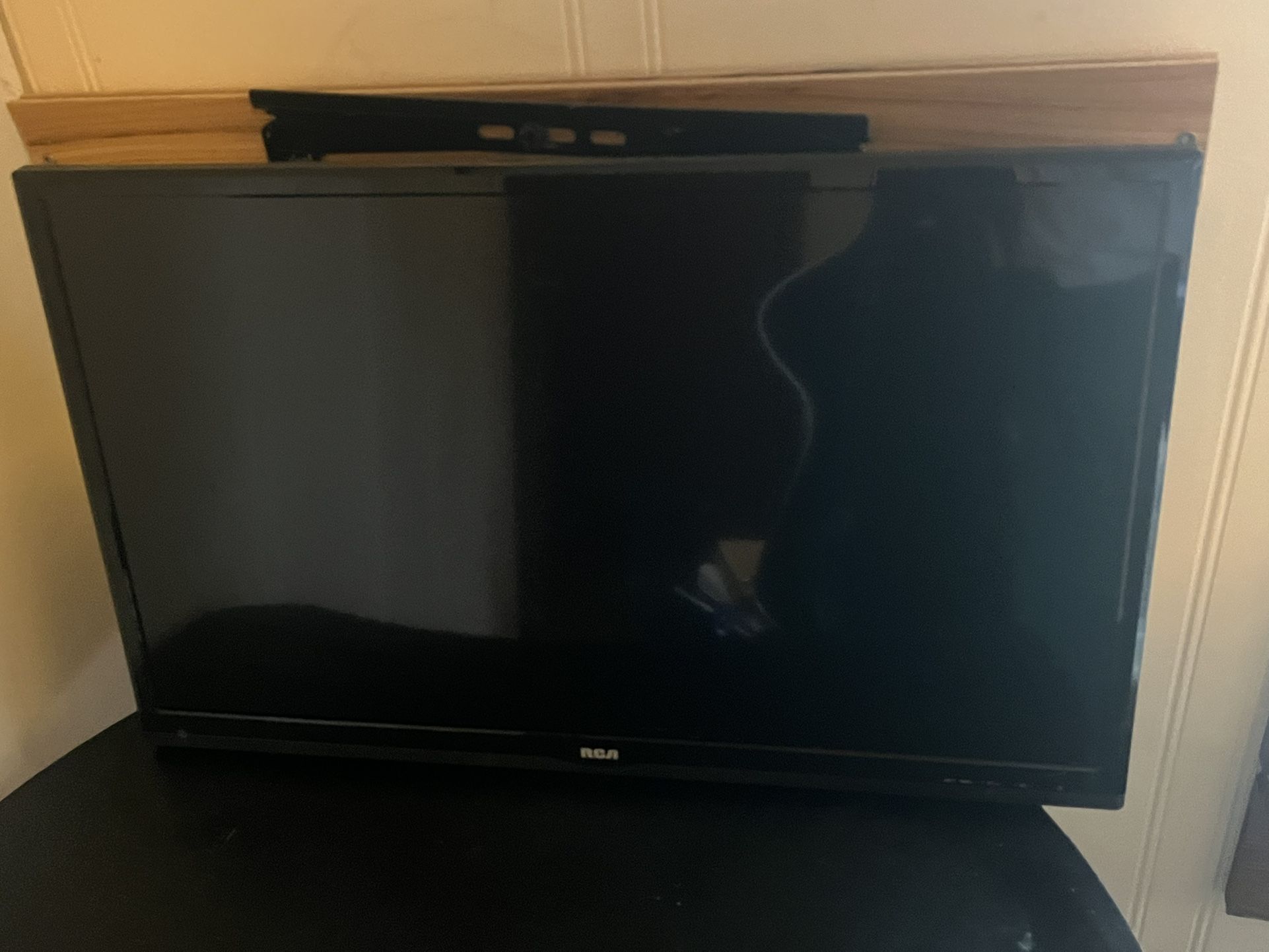 RCA 24 Inch TV, Nice Condition