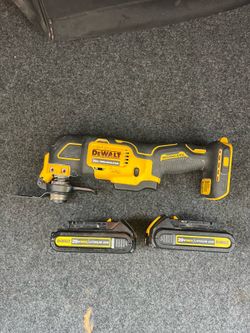 Dewalt 20 v multitool y baterías diferente precio $70 $25 cada batería