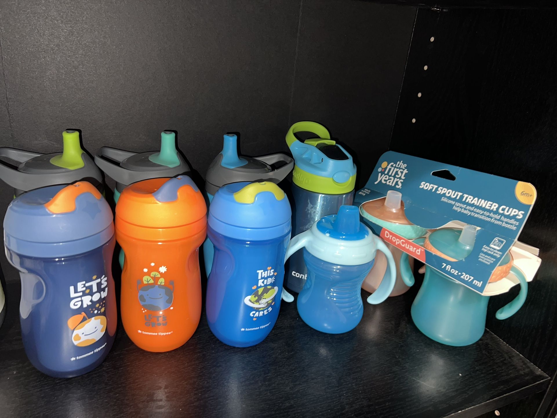 Sippy cups and water bottle