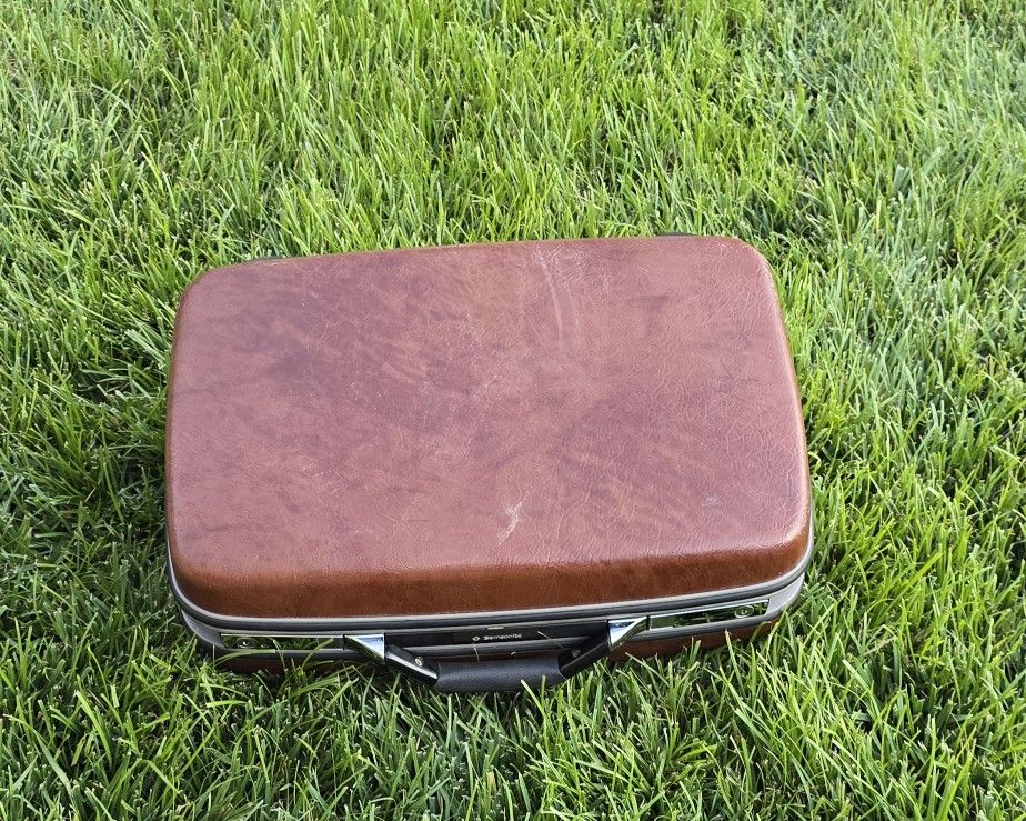 Vintage Samsonite Hard Shell Suitcase with Key – Functional, Some Interior Wear