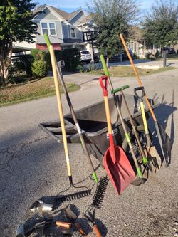 Carreta plástica cap 300 libras con todascla herramientas de jardín