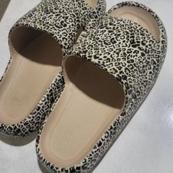 Women's 7.5-8 Slip On Sandals Cheedah Print  New