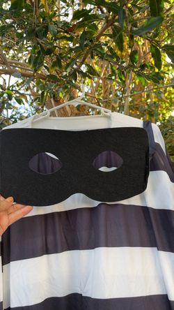 disfraz de ladrón o prisionero (estilo clásico de rayas negras y blancas con antifaz negro), comúnmente utilizado para Halloween o