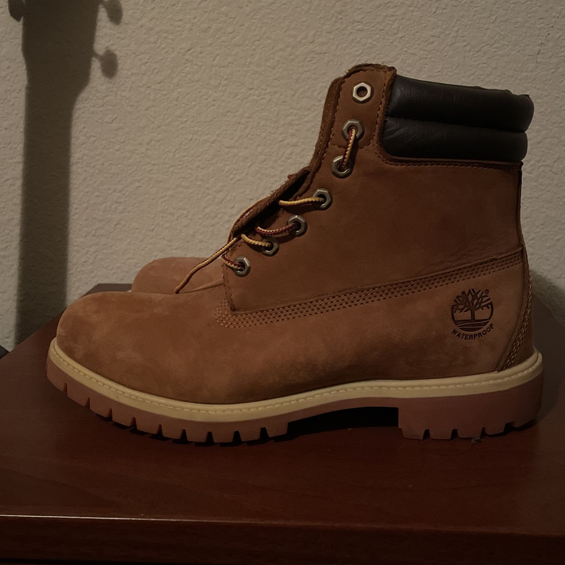 Timberland  Men 10   I Wear 10.5 And These Fit Really Good And Like New Very Little Wear