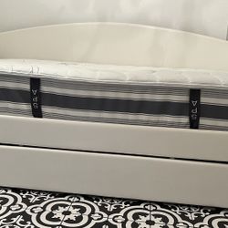 Twin Day Bed + 2 Mattress 