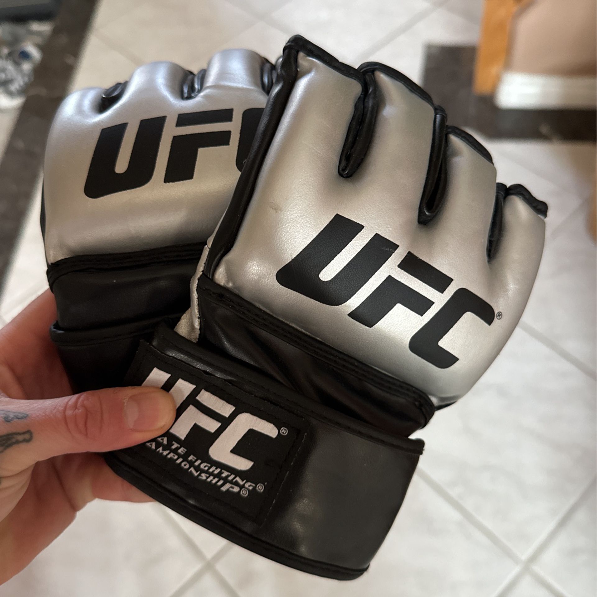 UFC Gloves Size Medium