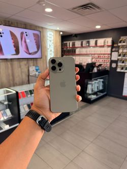 iPhone 15 Pro Max 256GB Natural Titanium – Pre-Owned – Excellent Condition – BH 97% – UNLOCKED