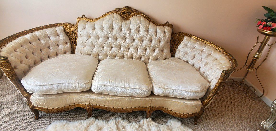 Gorgeous Sofa Victoria Style.  Clean, No Smoke, No Pets 