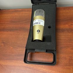 MIC BEHRINGER C-1 STUDIO CONDENSOR  WITH HARD CASE 
