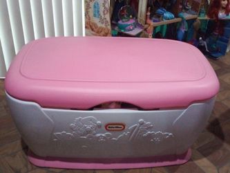 LITTLE TIKES TOY BOX FOR SALE. VERY BIG. LIKE NEW CONDITION