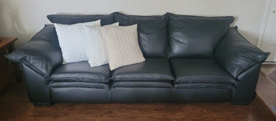 Black Leather Couch and Loveseat. Excellent Condition.