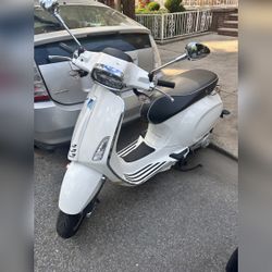Vespa Sprint Gas Scooter, White Classic Style - Fair – Brooklyn, NY