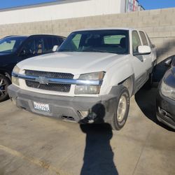 2004 chevy Avalanche  rear wheel drive 