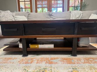 Lift top coffee table