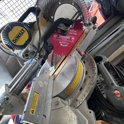 Shop Saw Dewalt 12” DW780 W/ Blade Highlight 
