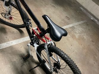 Serious buyers only. genesis v2100 mountain bike 27.5” for adult Needs chain replace.