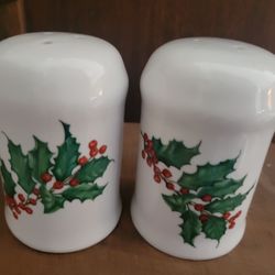 Vintage Christmas Holiday Salt And Pepper Shakers Holly And Berry Design