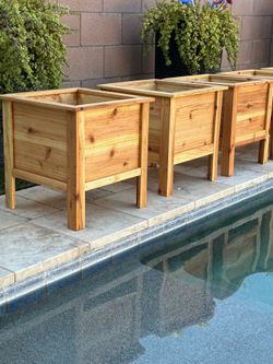 🌲 Handcrafted Cedar Planter Box — 16” Tall