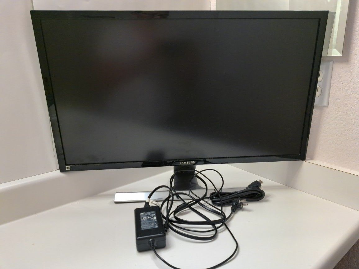 Samsung U28D590D 28-inch 4K UHD 3840 x 2160 HDMI / DisplayPort / Headphone Widescreen LED-Lit Monitor