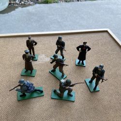 BLUE BOX METAL MILITARY FIGURES 